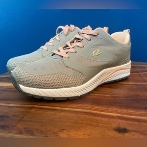 Easy Spirit Running Shoe. Like new! Size womens 7M.